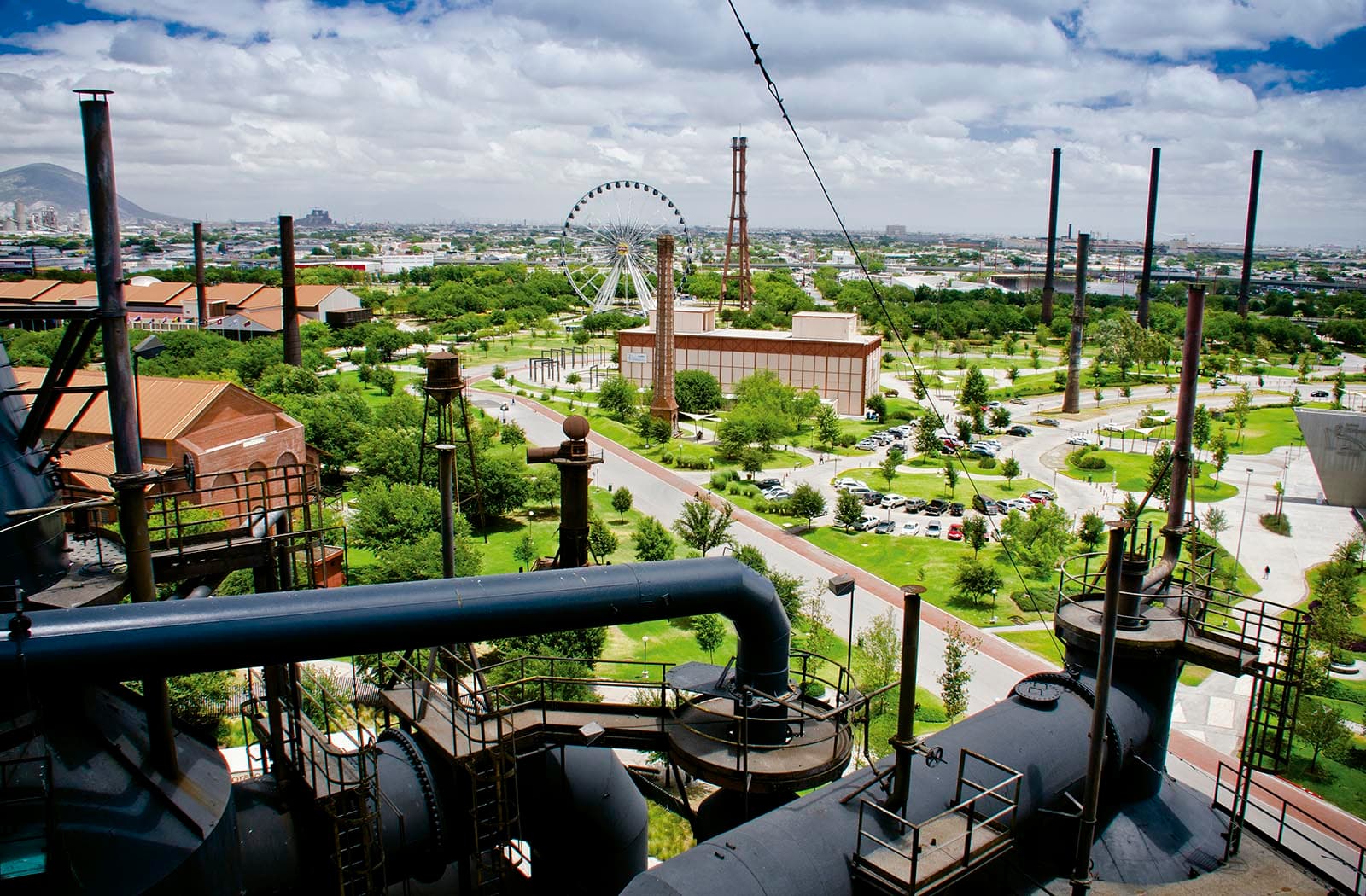 Parque Fundidora al atardecer: Historia industrial y naturaleza urbana en Nuevo León